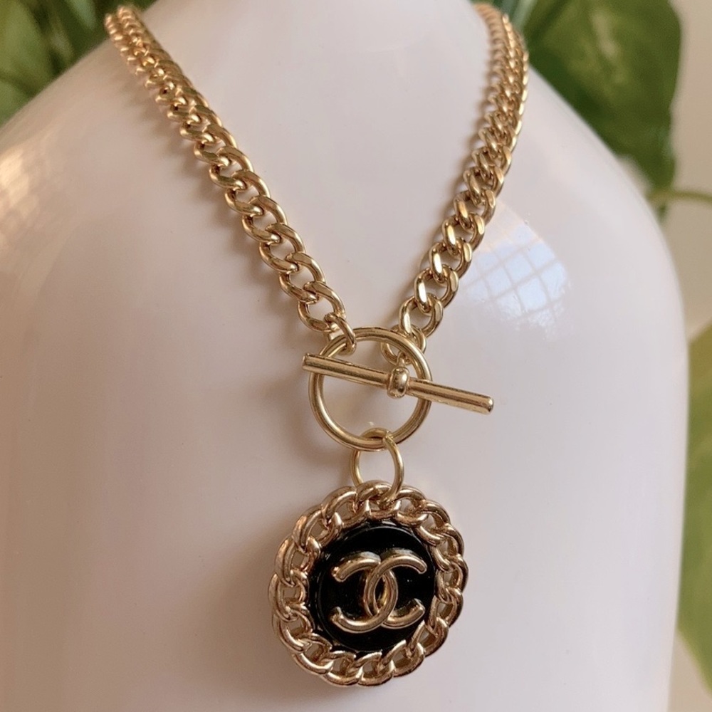 Chanel button toggle necklace 🤩